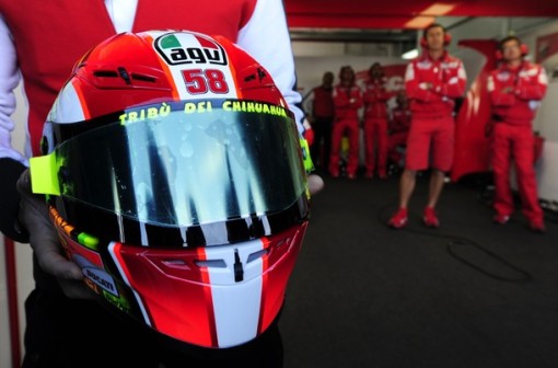 mechanic show Ducati Team's Italian Valentino Rossi